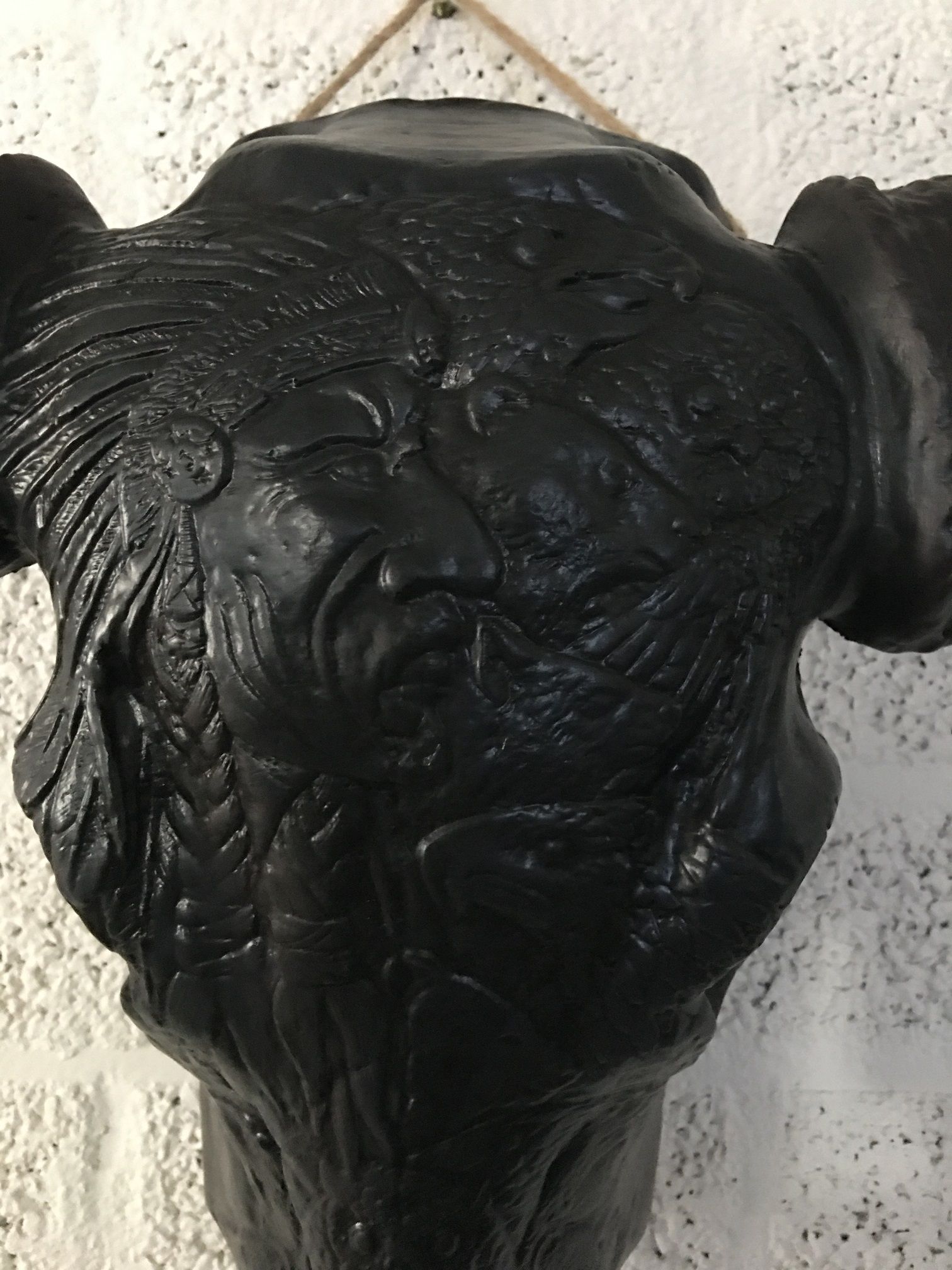 Indian stierenschedel zwart kleur met zwarte horens van polystein